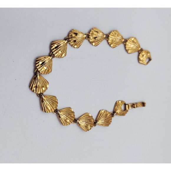 Gold tone shell bracelet 6 3/4" - Picture 1 of 6